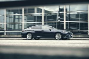 Lexus ES300h with Digital Door Monitors 2020 года  (UK)